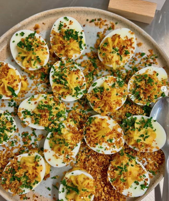 Œufs mimosa, ciboulette & crumble doré